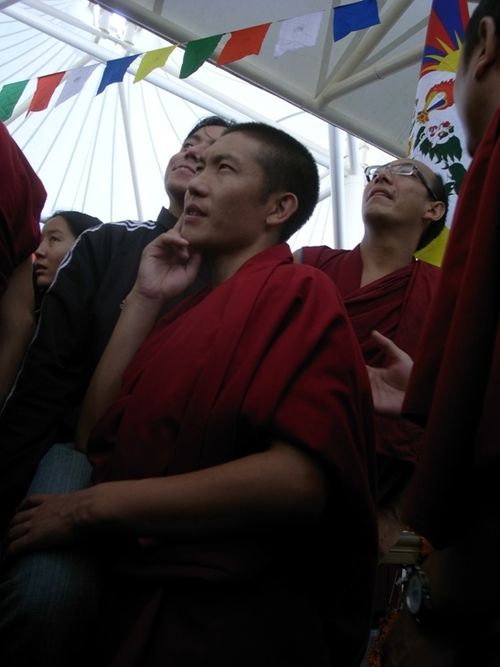 ダライ・ラマの誕生セレモニーを観る僧侶